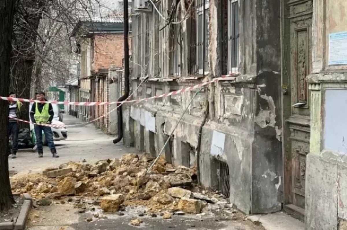    Рухнувшая часть стены здания.