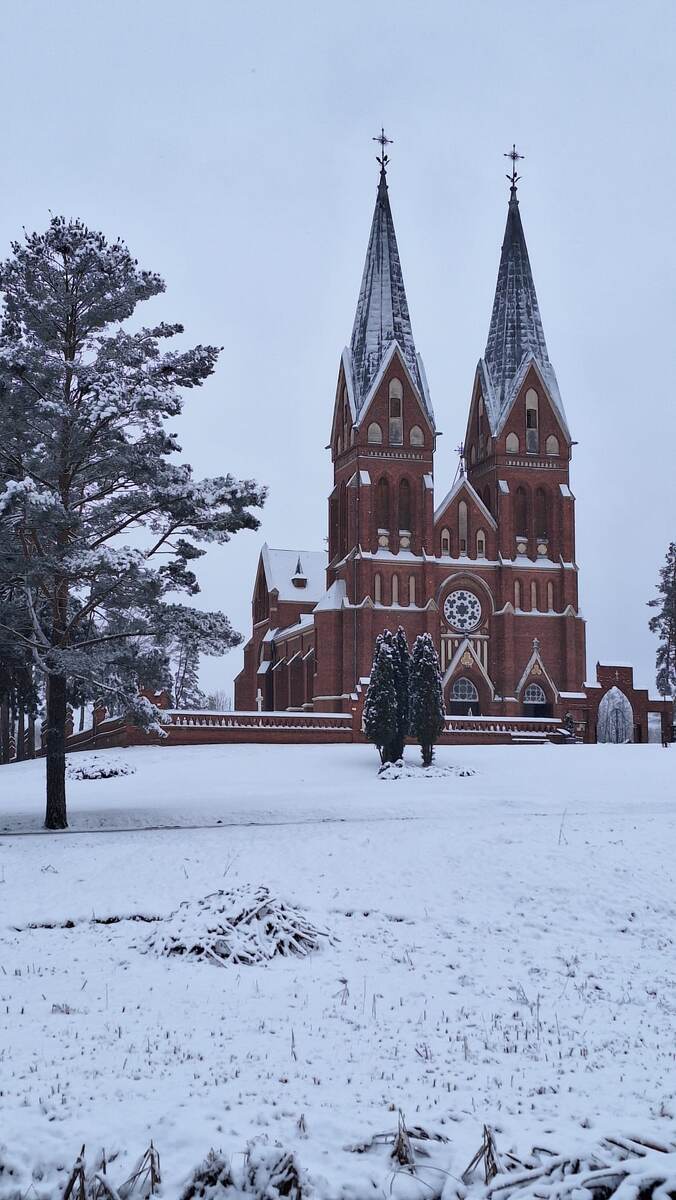 Таких костелов в Латвии три. Они почти одинаковые. 