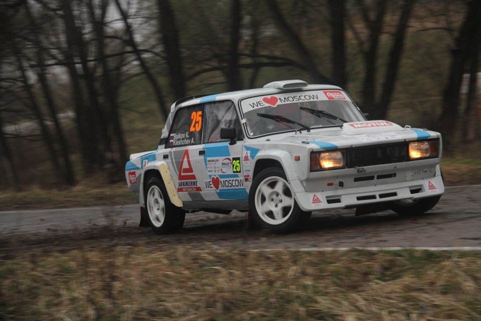 Гоночная ВАЗ-2105, подготовленная пилотом Климом Байковым.