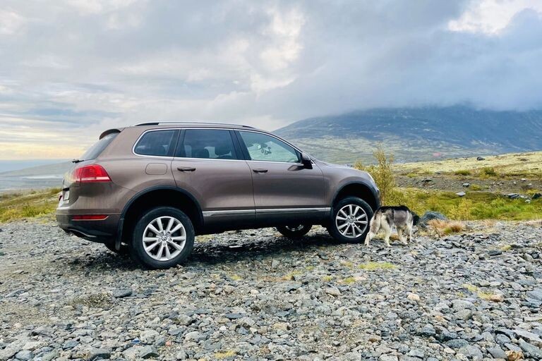 Это история измены. Как можно после правильных праворульных Тойот и неплохого Лексуса пересесть на ломучего немца? Хотя, может, человек просто наконец-то прозрел, открыв для себя новый дивный мир отличной эргономики и классной управляемости с дизельным Volkswagen Touareg 2012 года выпуска?