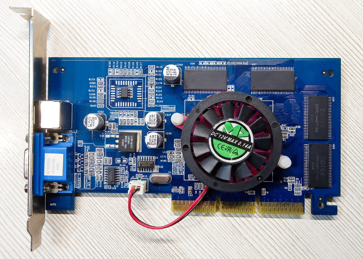 Видеокарта GeForce 4 MX440-SE 64Mb (вид спереди).