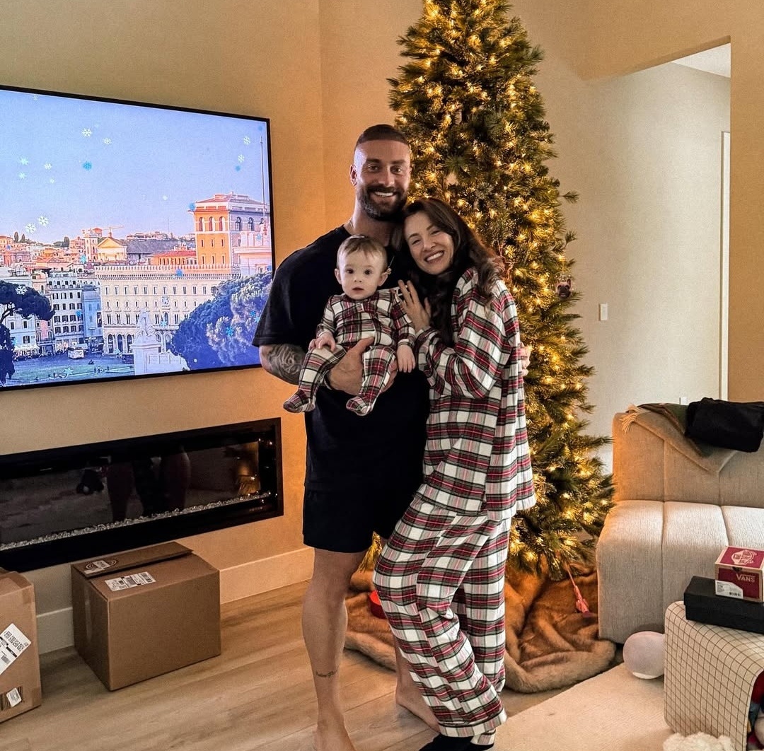 Крис с женой и дочкой. Декабрь 2024г