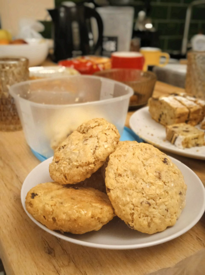 В процессе поглощают по два литра чая с пирогами. 