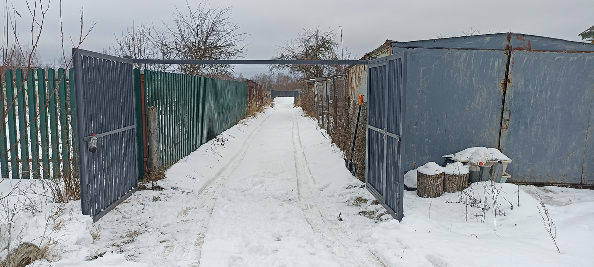 После махания лопатой ворота открылись так, как надо