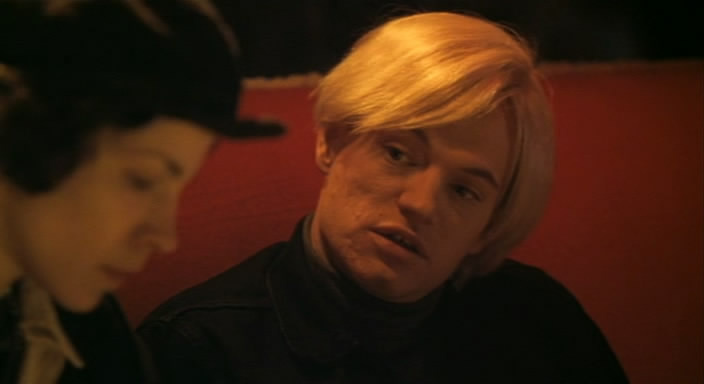 Пролистните изображение, чтобы увидеть следующий кадр из фильма «Я стреляла в Энди Уорхола» (1995)