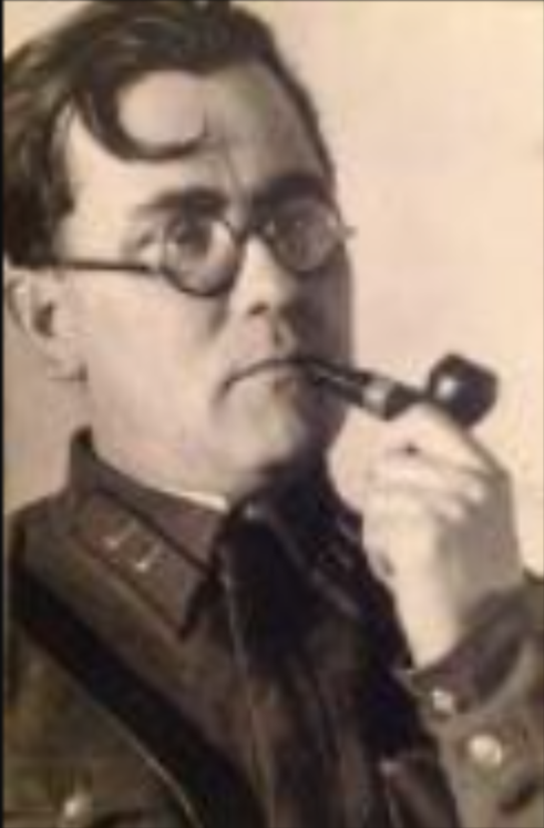 Николай Николаевич Кружков. С началом событий на Халхин-Голе, а затем в финскую кампанию ему, числившемуся в кадрах Главного политического управления Красной Армии, пришлось временно «переквалифицироваться» в заместителя редактора фронтовых газет с вытекающими отсюда обстоятельствами. И там, по отзывам начальства, он показал себя «человеком мужественным, почти все дни проводил в боевых частях, каждое его выступление в этих газетах было интересным для читателя». 11 ноября 1943 года – в редакцию пришли сотрудники госбезопасности, срезали с груди полковника ленточки орденов и увезли его. Час спустя приехал генерал Таленский (редактор газеты. – В.Х.), спросил… прочитал ли Кружков передовицу. «Кружкова арестовали…» Редактор ничего не мог вымолвить от волнения».