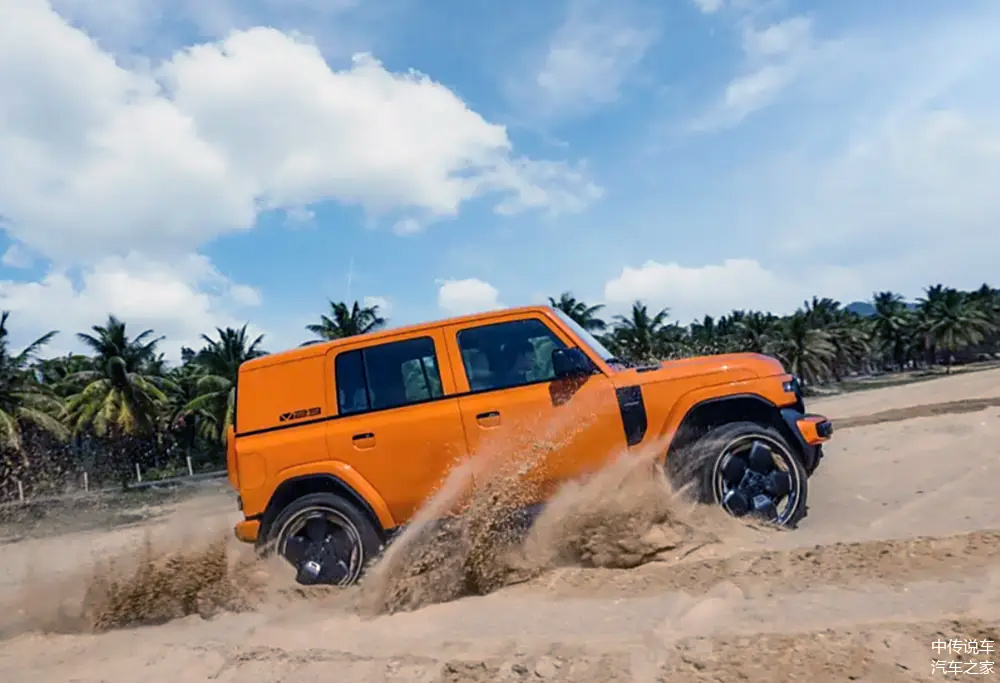 Chery Icar V23 4WD на топовых 21-дюймовых колёсах штурмует пляж