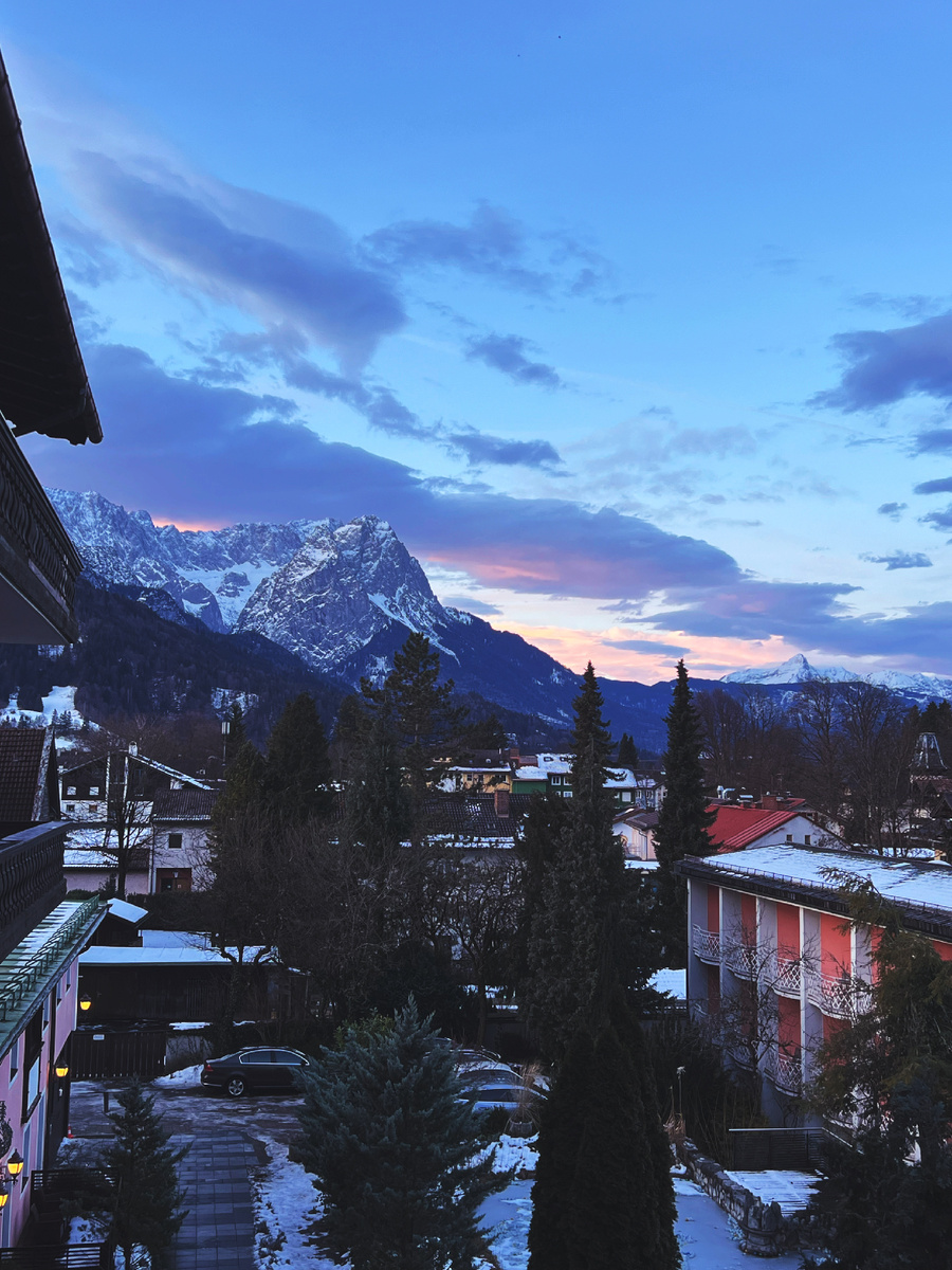 Иллюстрация 1. Вид из окна на Гармиш-Партенкирхен и Альпы