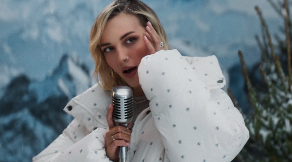     Кадр из клипа «Сломанная игрушка»