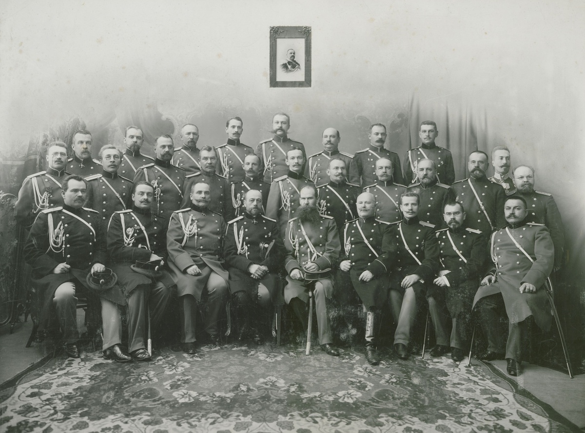 Помощник старшего адъютанта штаба Московского военного округа Арцишевский Александр Владиславович. 2-й ряд, 3-е место в ряду слева направо. Штаб Московского военного округа 1906-1907 гг. https://www.ria1914.info/index.php/Файл:Штаб_Московского_военного_округа_1906-1907_гг.jpg полковник Арцишевский Александр Владиславович стал последним командиром 12-го гренадерского Астраханского Императора Александра III полка. Он командовал полком с 11.02.1917 по 30.06.1917 года.