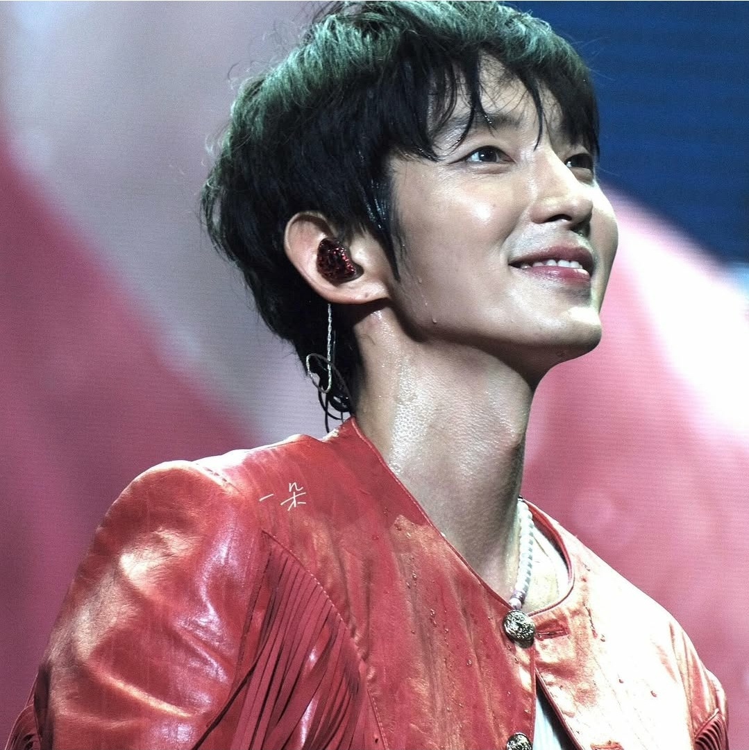 Фотографии взязла у фанов. Нкоторые из них просто гении фотосъемки. Или сидели в хороших местах. Я вот даже побоялась тащить стадик. 