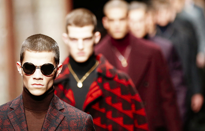 В новой коллекции Версаче были представлены пиджаки красных оттенков