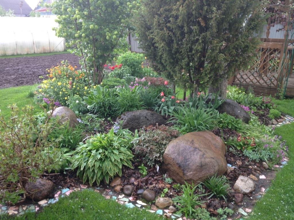 Эту клумбу я называю просто «Большие камни».