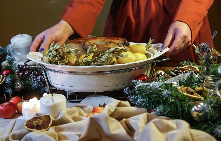    «Потом коллеги приезжают с обострениями после вкусной жирной еды»: в Госдуме хотят резко сократить выходные на Новый год