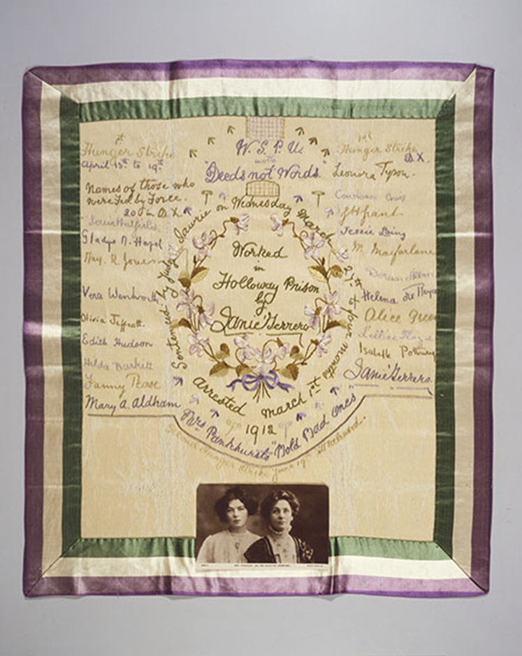 Платок, вышитый Джени Терреро в тюрьме Холлоуэй в 1912 году. Он обшит трёхцветной лентой Женского социально-политического союза и расшит шёлковыми нитями в цветах ЖСПС: зелёный – надежда, белый – чистота, фиолетовый – достоинство». Лондонский музей. Источник: decoratingdissidence.com