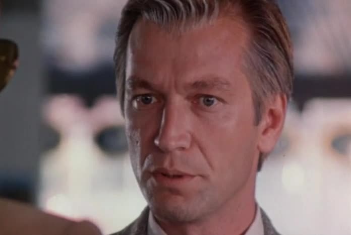 Пролистните изображение, чтобы увидеть следующий кадр из фильма «Вариант „Зомби“» (1985)