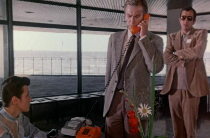 Пролистните изображение, чтобы увидеть следующий кадр из фильма «Вариант „Зомби“» (1985)