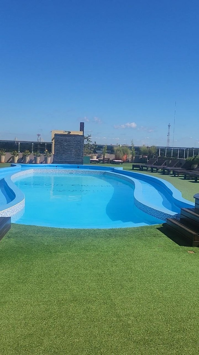 бассейн и лежаки