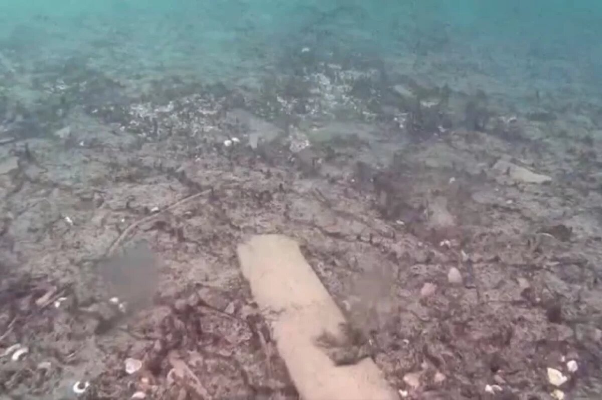    У основания пирсов вдоль пляжей Анапы под водой специалисты нашли мазут