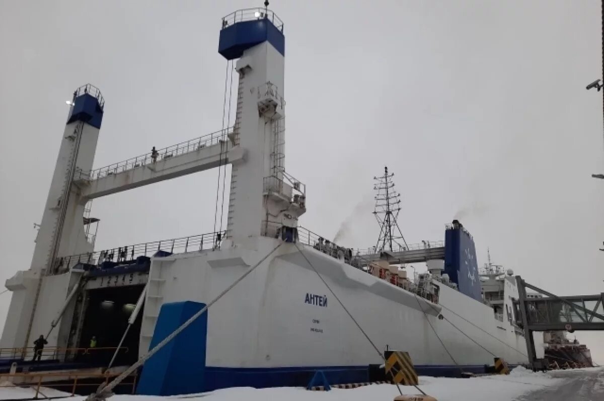    Грузопассажирский паром «Антей» отправился из Петербурга в Калининград