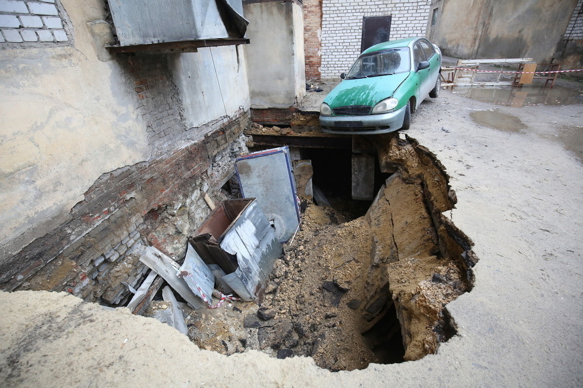 Размыв-образование полости и обвал.