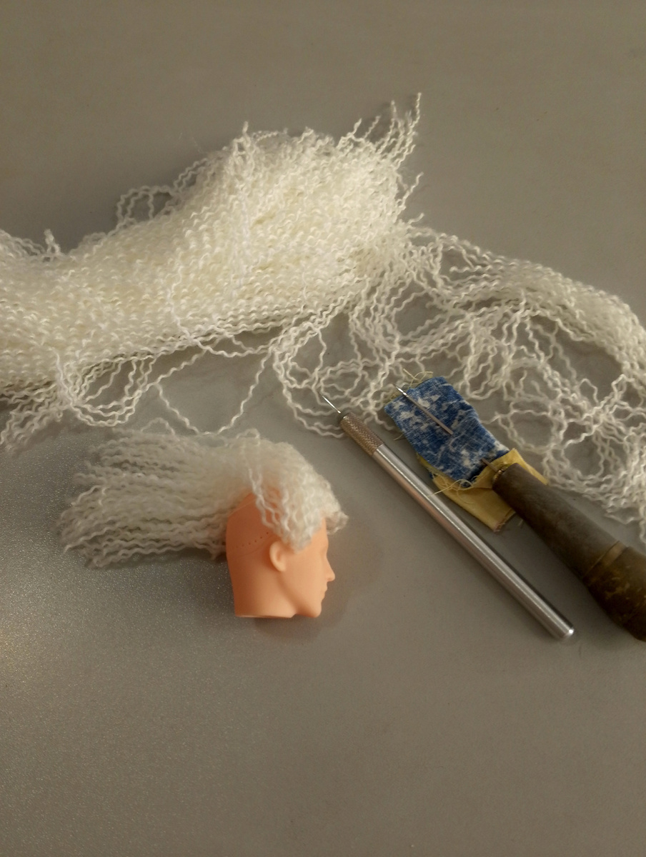 Очень важно сперва расплести пряжу, иначе она будет потом вычесываться клоками