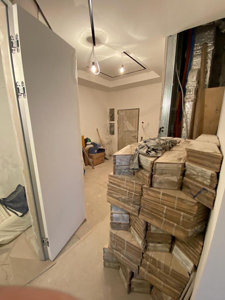 В пачках сложена инженерная доска