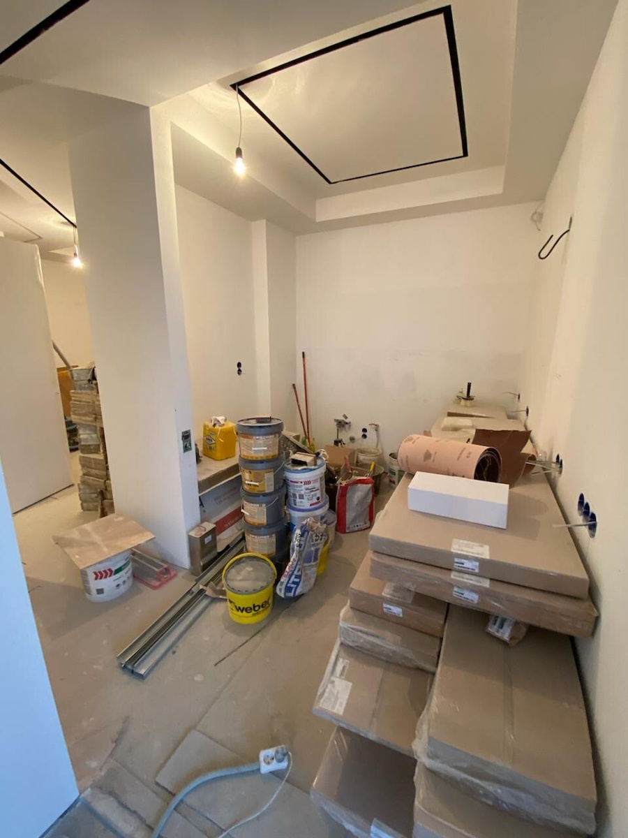 Справа в коробках лежит упакованная кухня