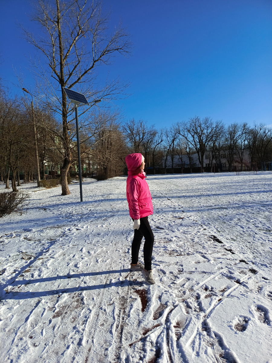 Цвет настроения - розовый! А ещё - ярко голубое небо и белый снег!