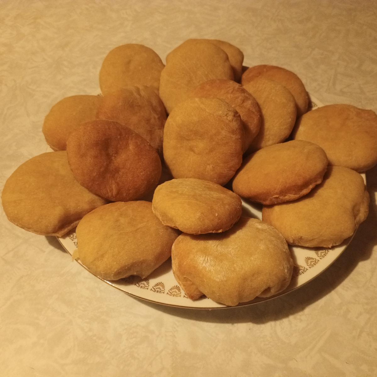 Пышки на рассоле. Фото автора.Уже половина от готовой выпечки, опомнилась, сделала фото)