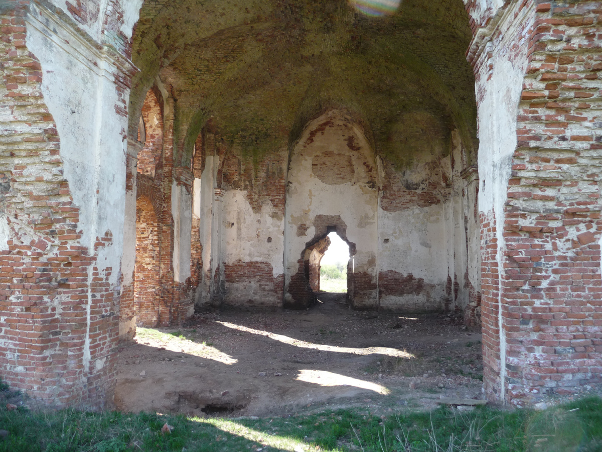 Вдали виднеется белая церковь. Суздаль церковь в поле. Дорога к храму покрова на нерли. Церковь на пригорке. Вдали виднеется белая церковь.