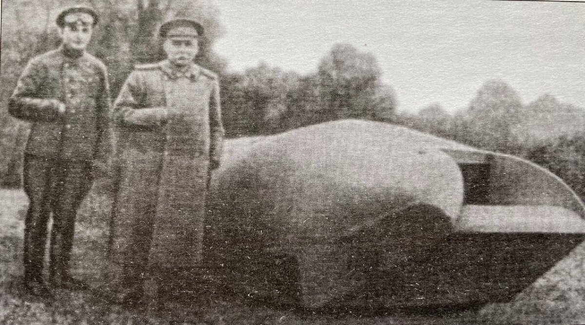 "Вездеходъ" Александра Пороховщикова. Сам изобретатель слева на фото, рядом с ним - генерал-лейтенант Коваленко. Фотография в свободном доступе.
