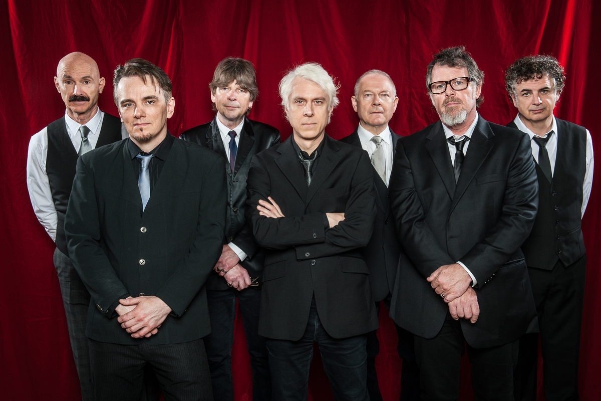 Один из последних составов King Crimson: Тони Левин, Гэвин Харрисон, Мэл Коллинз, Билл Рифлин, Роберт Фрипп, Пэт Мастелотто, Якко Якшик