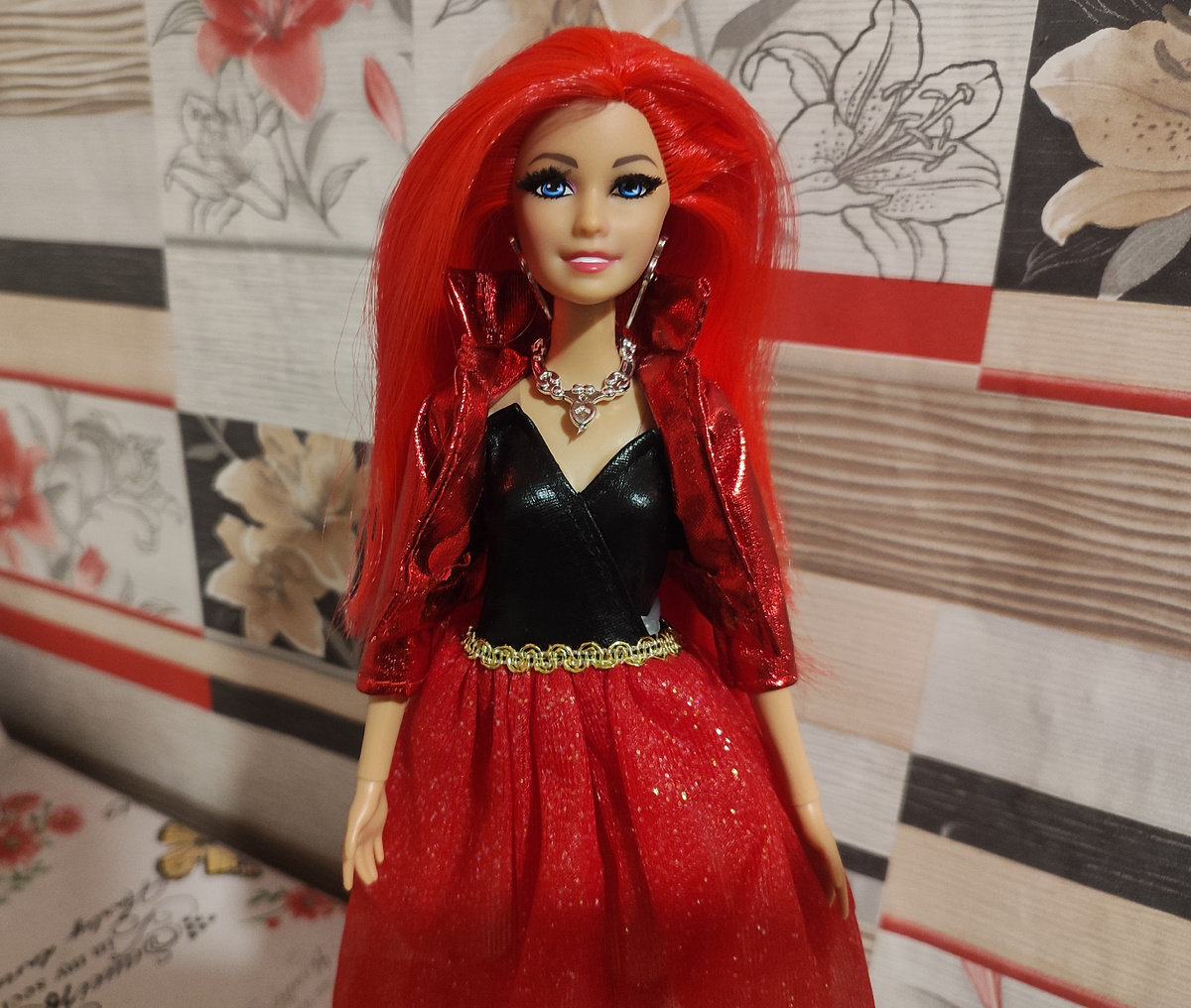 Соответствующий фон в тёмных тонах планирую сделать ей чуть позже, для будущих фотосессий. Пока не терпится представить её вам. 