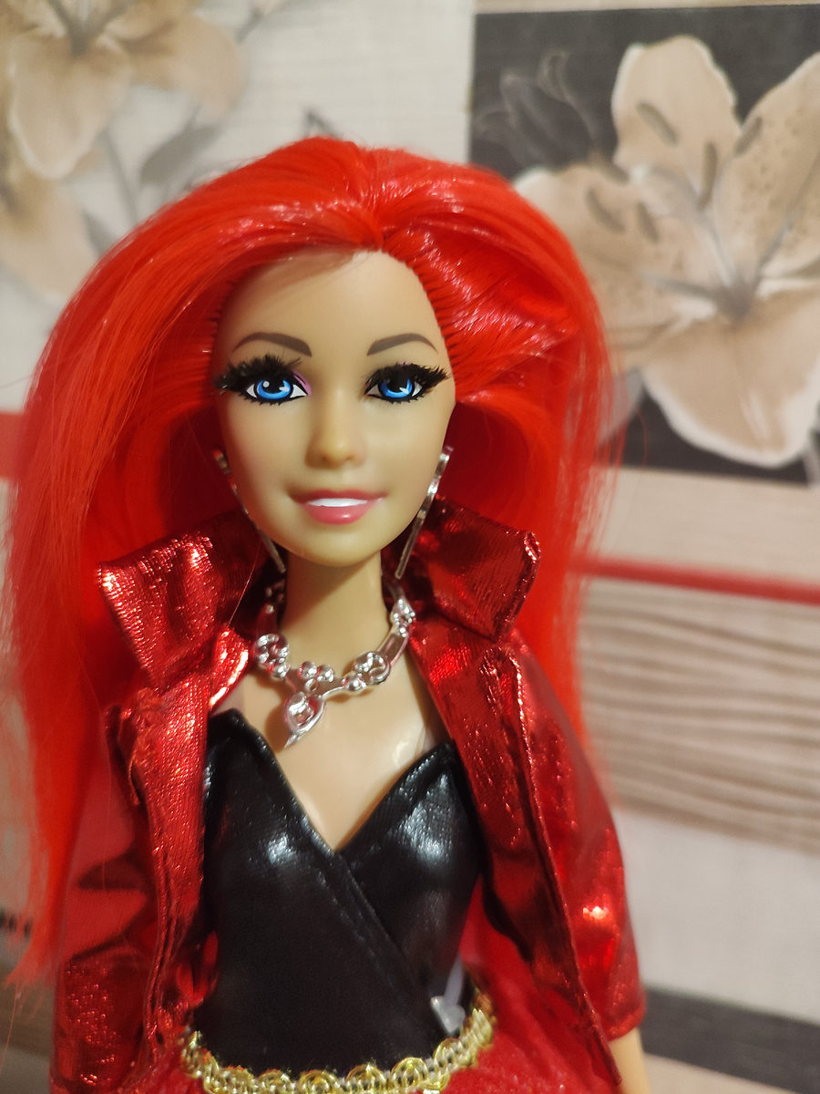 Только над одним глазом реснички смотрят прямо, а не в верх. 