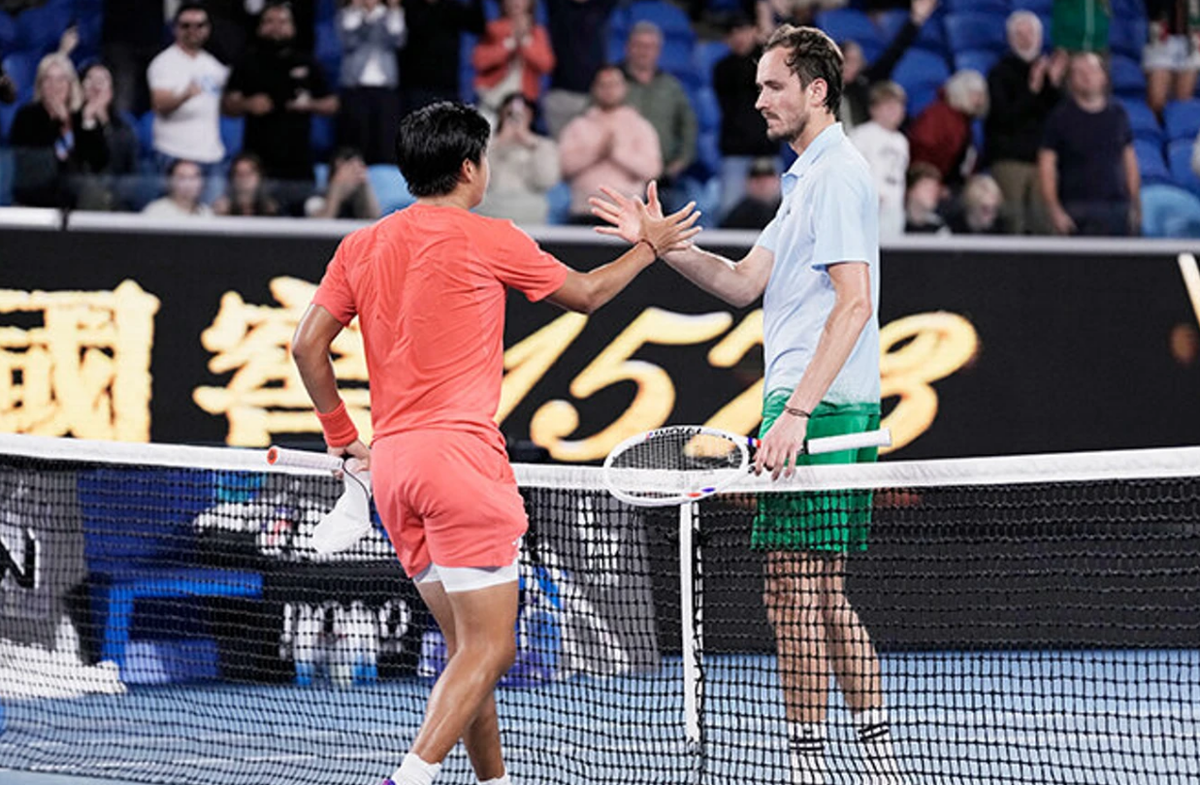 Даниил Медведев был вынужден признать поражение от Лернера Тьена. Фото: соцсети