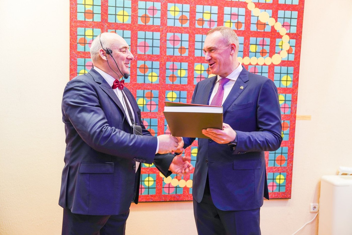    Руслан Кухарук поделился впечатлениями от выставки художника-филумиста в Ханты-Мансийске