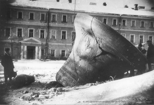 Фотография Пришвина. Взято отсюда: https://lavra.ru/news/all/istoricheskoe-foto-sbros-kolokola-s-kolokolni-troitse-sergievoy-lavry-zima-1929-1930-gg