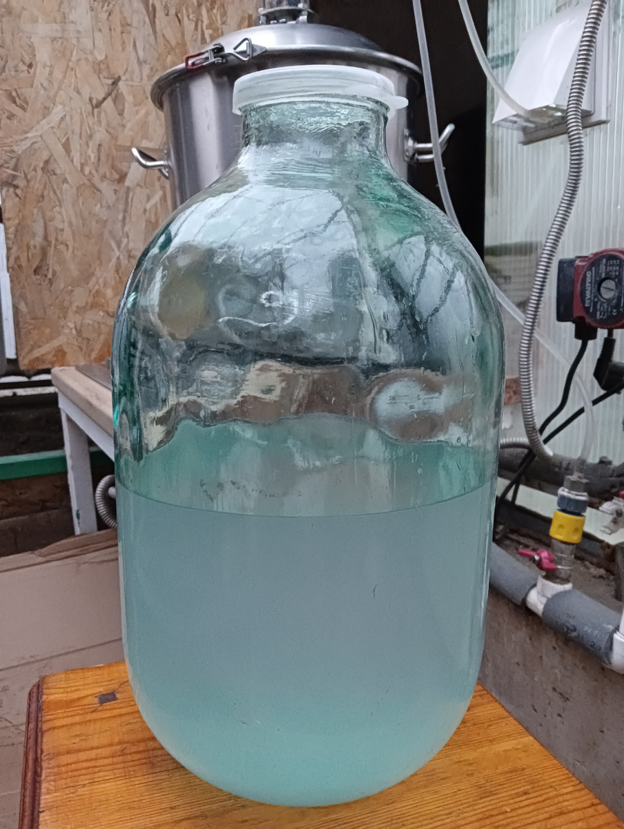 5,76 литра спирта-сырца 43% крепости. Мутно, но на удивление благородно пахнет)