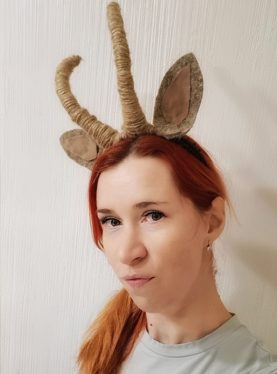 Одолжила у дочки ободок. Мне идет, однозначно