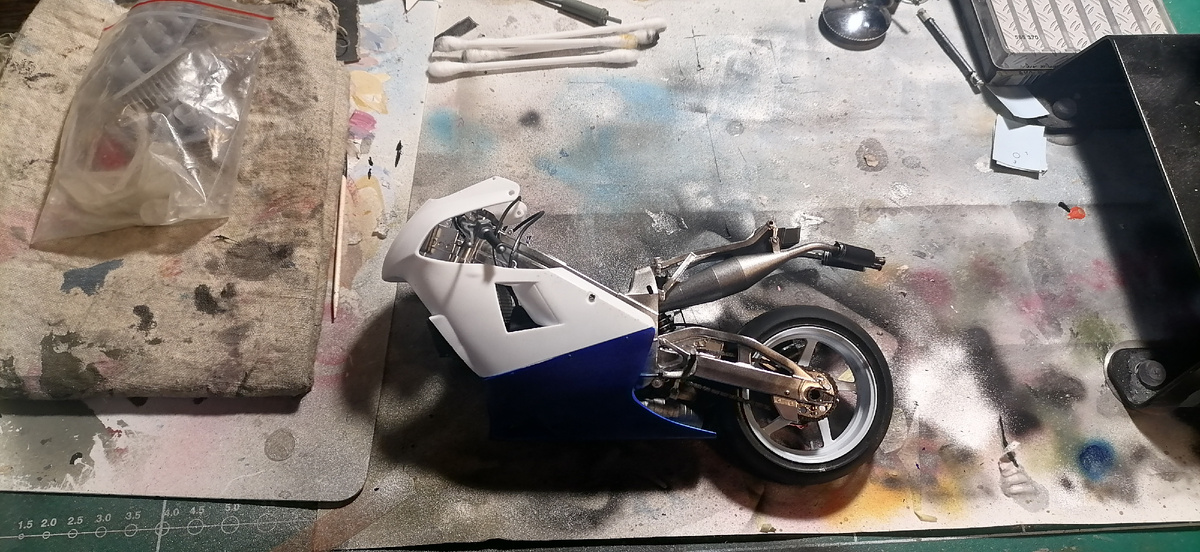 Окрашенный низ. Тёмно-синий самый нормальный цвет в данном случае.