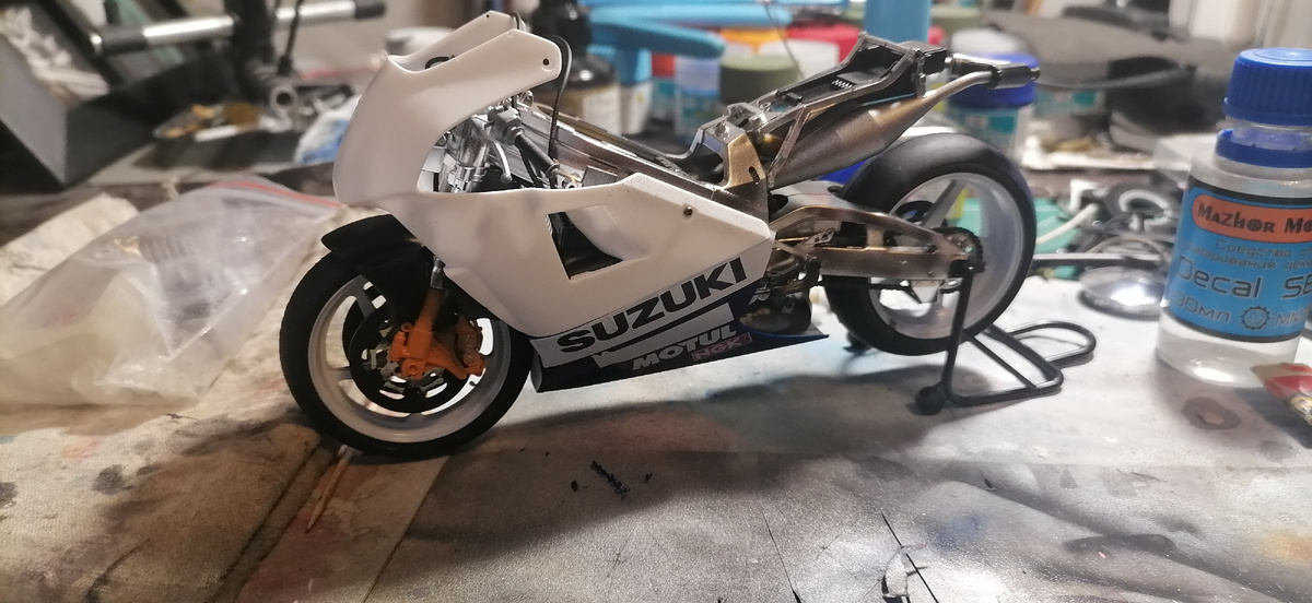 Ну вот уже и первые декали.