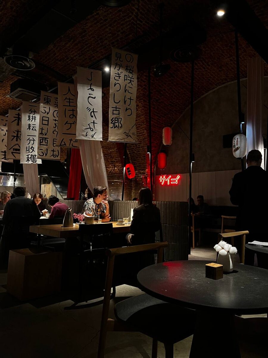 Спустя год после открытия интерьер изменился к лучшему