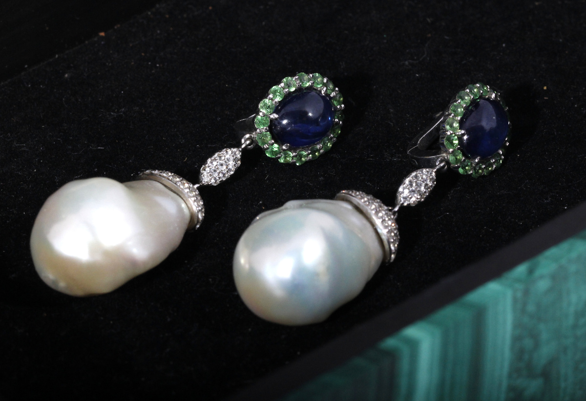 Серьги из золота с бриллиантами, тсаворитами, кабашонами сапфиров и барочного жемчуга