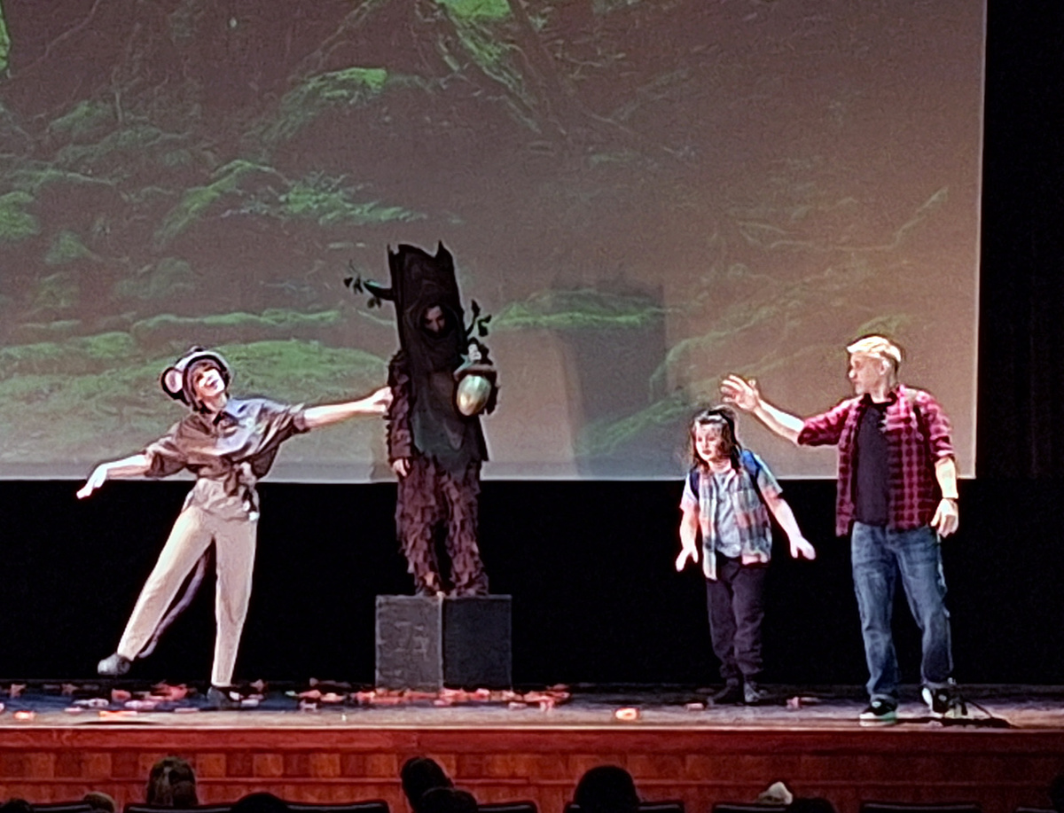 Сцена из спектакля