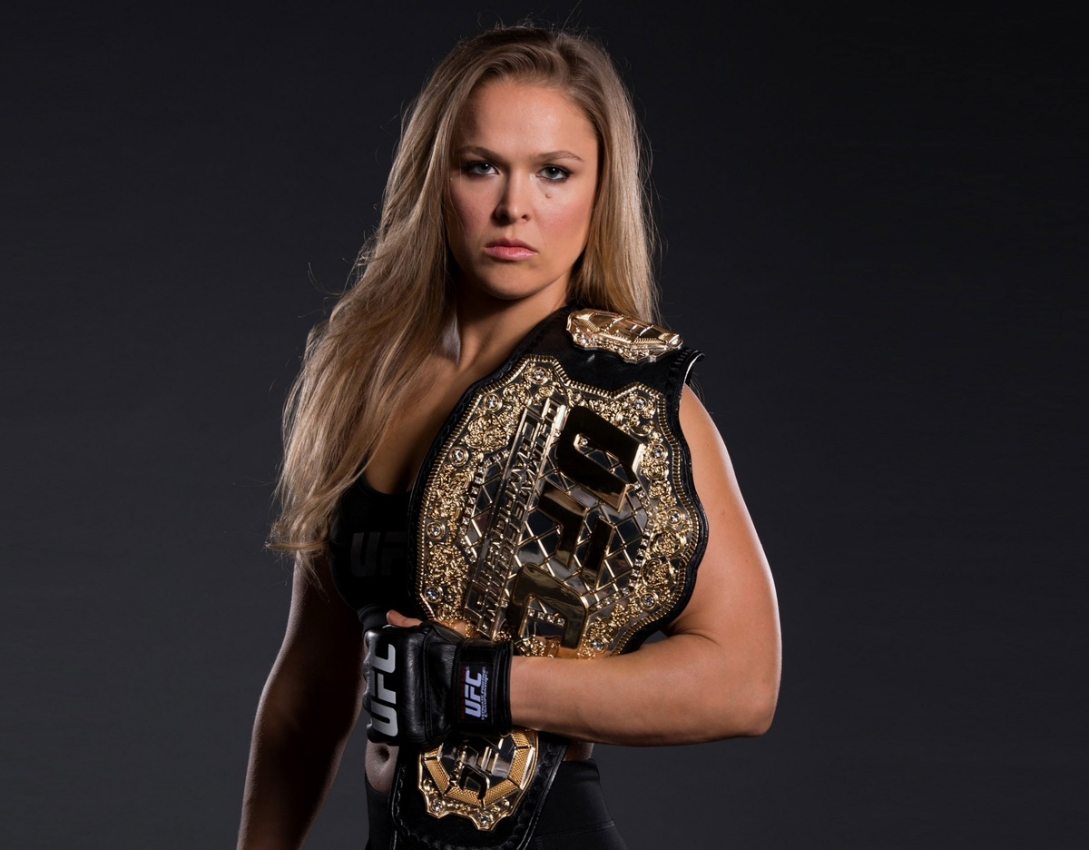 Ронда Роузи с поясом UFC. Фото из свободных источников