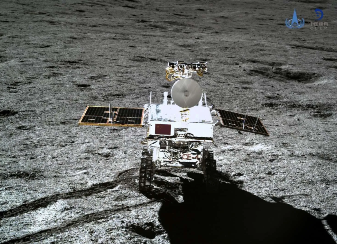 Снимок  лунохода «Юйту-2», сделанный посадочным модулем миссии «Чанъэ-4» в январе 2019 г.     
 Источник: Lunar Exploration Program / China National Space Administration  📷
