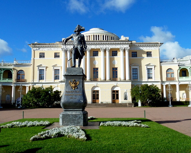 Памятник Павлу 1 перед дворцом в семейной усадьбе Павловск /фото из личного архива, 2014/