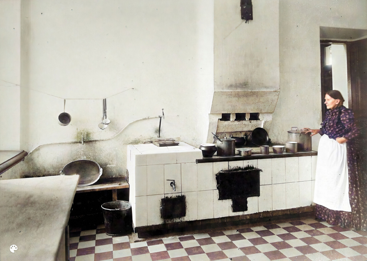 Ярославская глазная лечебница - Работница лечебницы за приготовлением обеда на кухне