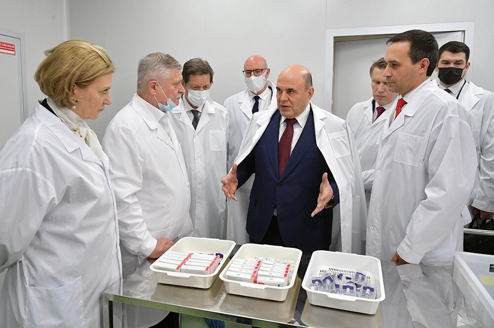    Михаил Мишустин принимает участие в церемонии запуска линии розлива инъекционных препаратов шприц-доза вакцины Фото:  РИА Новости/ Александр Астафьев